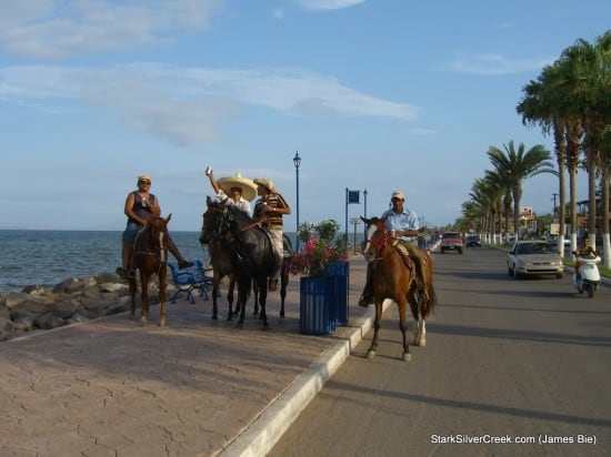 Caballeros a caballo by James Bie