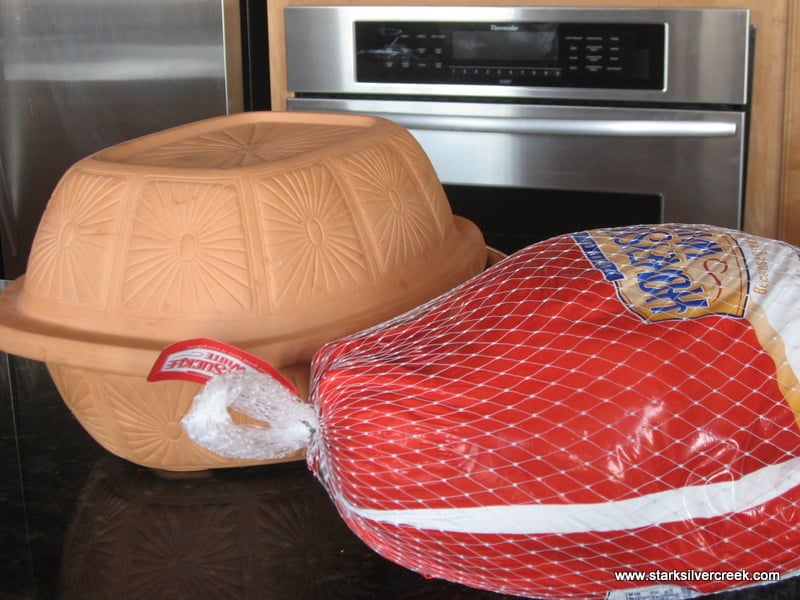 https://cloud.starkinsider.com/wp-content/uploads/2012/11/claypot-turkey-thanksgiving-recipe.jpg