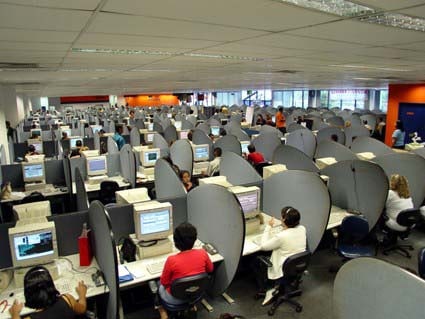 Inside a call center (Photo: vlima.com)