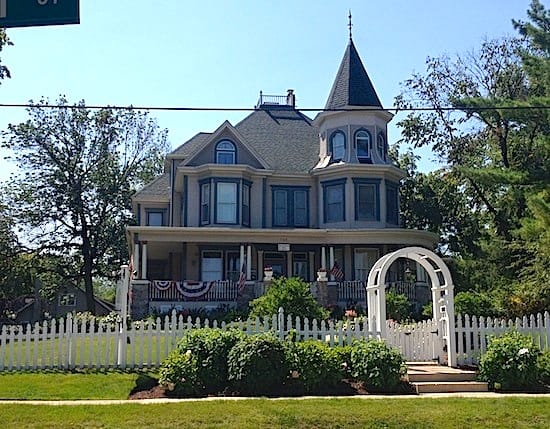 The Royal Victorian Manor  was the B & B in the film