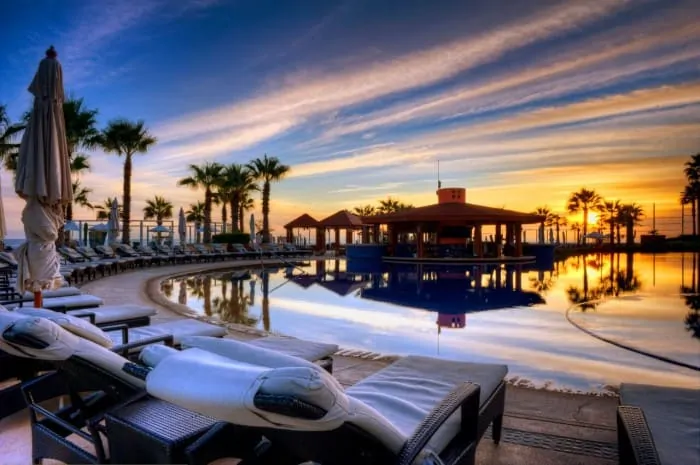 Picture perfect poolside sunset, courtesy Pueblo Boniot