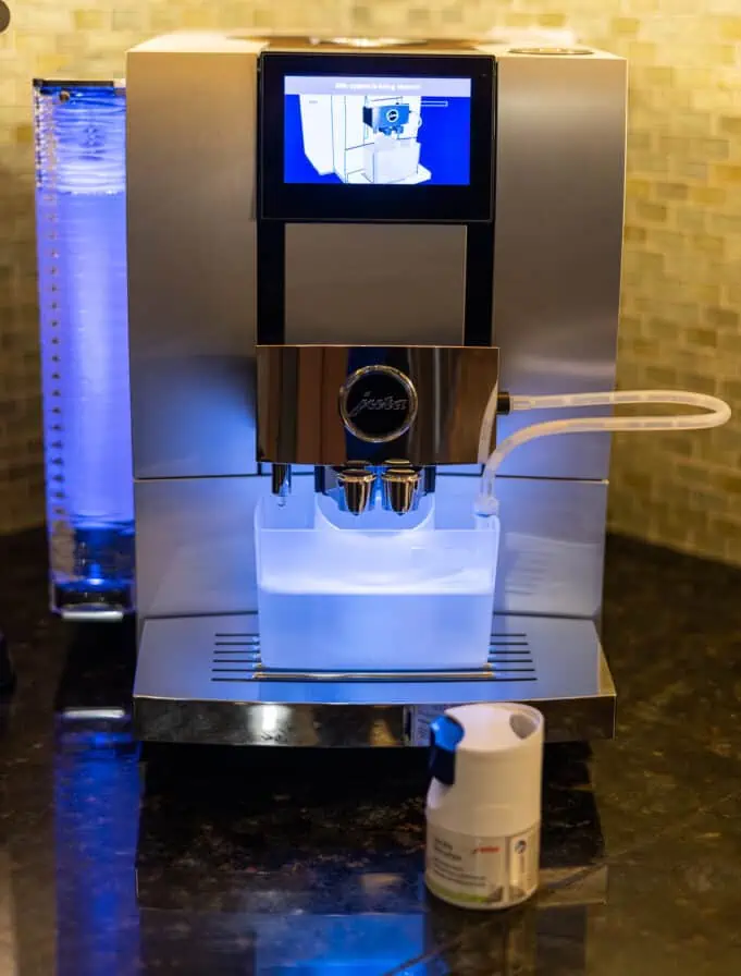 Jura Z10 Review - Automated milk system cleaning in action
