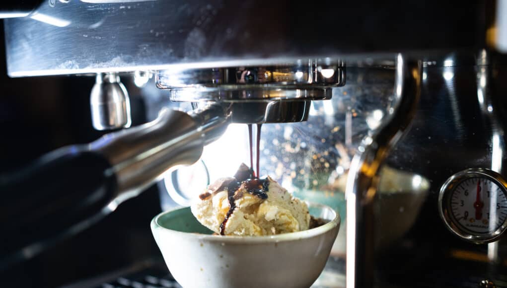 How to Make an Affogato espresso dessert - pouring espresso shot tips How to Make an Affogato espresso dessert - pouring espresso shot tips